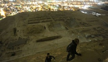 Duke u ngjitur ne piramide