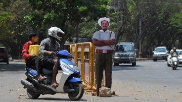 Polic rrugor prej kartoni